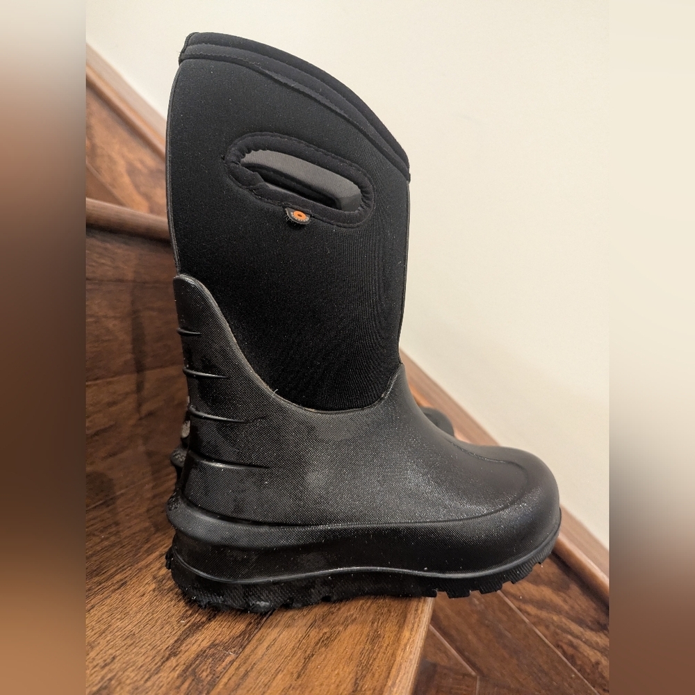 Bogs Neo-Classic Solid Youth Size 1 big kid. Black.